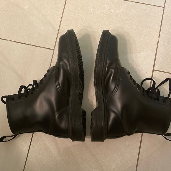 Nearly New Doc Marten Docs Mono 1460 all black Men’s US 9 - Picture 2 of 4